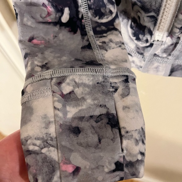 New without tags Lululemon zip jacket with zip pockets. Size 4 - Picture 6 of 9